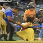 mujer le pide matrimonio a su esposo en el juego aguilas vs licey