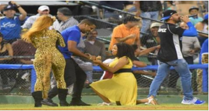 mujer le pide matrimonio a su esposo en el juego aguilas vs licey