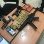 Policía Nacional ocupa armas de fuego de distintos calibres tras realizar allanamiento en Licey al Medio y apresa a dos hombres