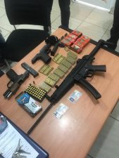 Policía Nacional ocupa armas de fuego de distintos calibres tras realizar allanamiento en Licey al Medio y apresa a dos hombres