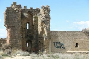 Pintan frase “Team wawawa” en muros de un castillo de España