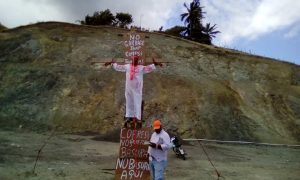 Se “crucifican” en protesta contra relleno sanitario