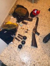 Policía Nacional incauta 10 libras de marihuana, arma de fuego y otros armamentos militares que transportaban en tres vehículos