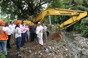 Alcalde Abel Martinez da picazo construcción muros de gaviones cañada de Pontezuela El Embrujo I