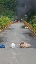 En protesta cierran calle que da acceso a la presa de Pinalitos en Blanco de Bonao