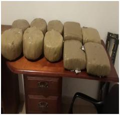 PN ocupa 100 libras de presunta marihuana en diez paquetes encontrados en jeepeta abandonada en Dajabón.