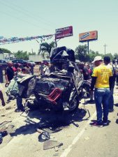 Una mujer muerta y otros dos en estado delicado en accidente de tránsito en la autopista Duarte