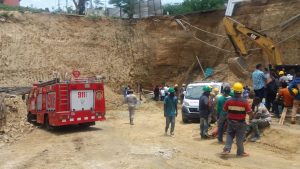 Al menos tres muertos y varios heridos al producirse deslizamiento de tierra en área monumental de Santiago