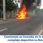 Video: Camioneta se incendia en la entrada de complejo deportivo La Barranquita