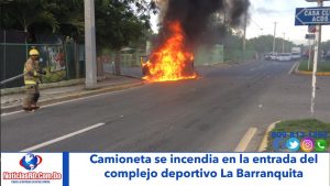 Video: Camioneta se incendia en la entrada de complejo deportivo La Barranquita