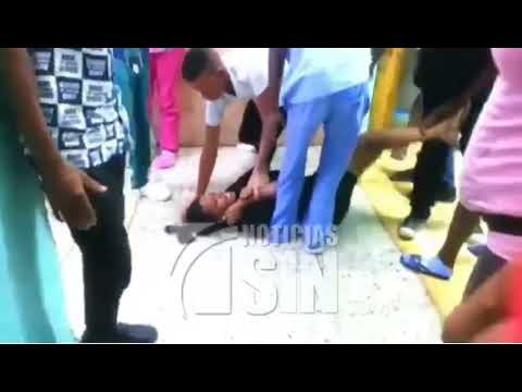 Joven le cae a golpes a médicos y personal de emergencias