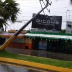 Video: Ventarrón causó daños en La Vega con desplome postes eléctricos