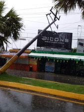 Video: Ventarrón causó daños en La Vega con desplome postes eléctricos