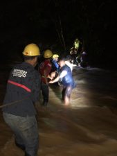 Continúa la búsqueda de un hombre arrastrado por las aguas del río Camú