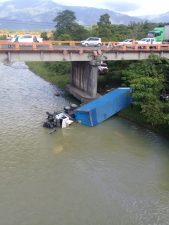 Chofer sale ileson al caer patana en río Yuna de Bonao