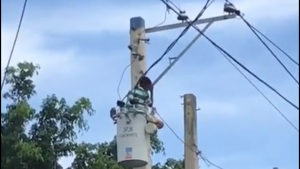 Bomberos de Santiago salvan menor que se quedó atascado entre poste del tendido eléctrico y transformador