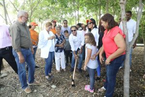 Alcaldía Santiago inicia construcción parque y cancha deportiva en El Emporium Dorado