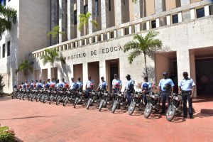 Ministro de Educación entrega 140 motocicletas a la Policía Escolar para favorecer la seguridad de los estudiantes