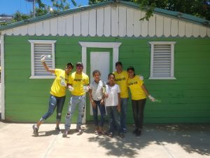 Spirit Airlines pinta fachadas viviendas par a celebrar 10 años en aeropuerto Cibao