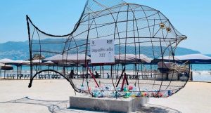 Colocan “Peces Gigantes” en Playas de México para recolectar plásticos