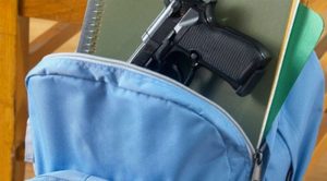 Apresan estudiante con una pistola en una escuela de Santiago