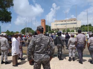 Policías y estudiantes de Medicina de la UASD se enfrentan en las afueras del Congreso