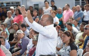 Hombre interrumpe acto del presidente Medina y le que busque la reelección