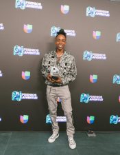 Amenazzy, feliz de ganar en Premios Juventud