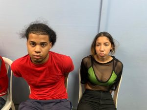 Acusan pareja de novios de 18 años de matar dos taxistas en Santiago