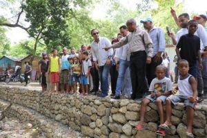 Alcalde Abel Martínez entrega muro de gaviones y peatones en Barrio Esperanza antiguo Fondo de la Botella zona Sur