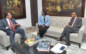 Ministro de Educación recibe presidenta ADP: garantiza estar abierto al diálogo en busca de mejoras para la educación