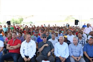 Silvio Durán muestra a comunitarios avances acueducto Cienfuegos