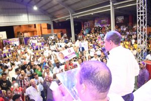 Valentín recibe apoyo multitudinario en Santiago Oeste