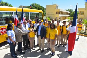 Minerd entrega moderno autobús para estudiantes y docentes del Politécnico Julio Alberto Hernández en Santiago