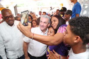 GONZALO CASTILLO REALIZA RECORRIDO POR SANTO DOMINGO ESTE Y ASEGURA QUE TRABAJARÁ MÁS EN LAS CALLES QUE EN EL PALACIO NACIONAL