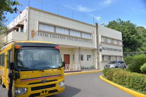 Minerd entrega moderno autobús al Politécnico Padre Zegrí en Santiago