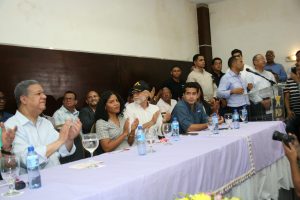 Leonel Fernández juramenta  cientos de choferes afiliados a la CNTT en Santiago
