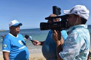 Roquelito García se une a la Fundación Océano Limpio para operativo de limpieza de playa